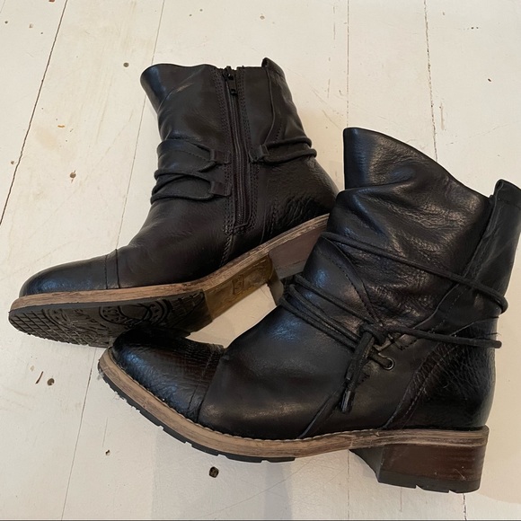Clarks Stacked Heel Moto Short Boot - Picture 1 of 5